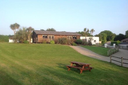 Foxglove Kabyn - Semi-Rural Retreat Set In Enclosed Two Acre Garden