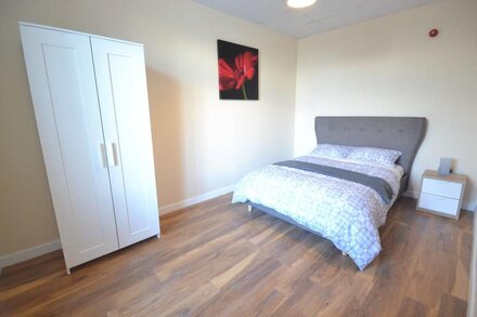 beautiful modern city apartments 5 mins from local transport links