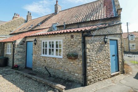 CHAPEL COTTAGE, family friendly, with open fire in Ebberston