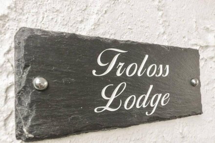 TROLOSS LODGE, pet friendly, with a garden in Thornhill