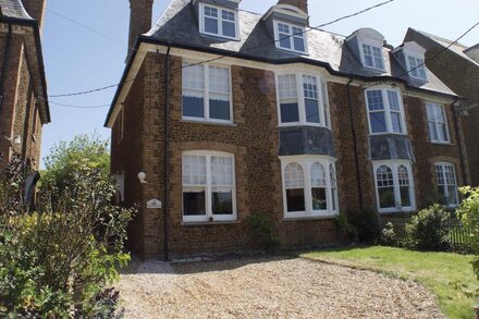 Large victorian villa steps from the beach and town facilities