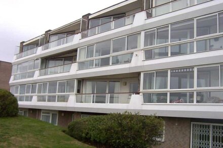 BOURNECOAST: CLIFFTOP APARTMENT WITH BALCONY -SANDY BEACHES -NEAR SHOPS -FM4967