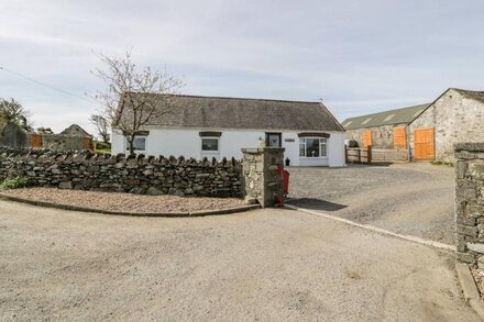 NANT Y GOF, pet friendly, character holiday cottage in Cemaes Bay