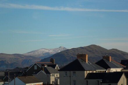 Trem Enlli is a homely 2 bed seafront apartment in Tywyn