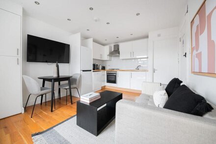 Cosy Bayswater 1 BR on Queensway opp. Underground stn, by Blueground