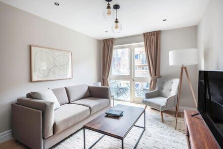 Bright Shoreditch 1BR, on Hoxton Square, nr. Old Street by Blueground