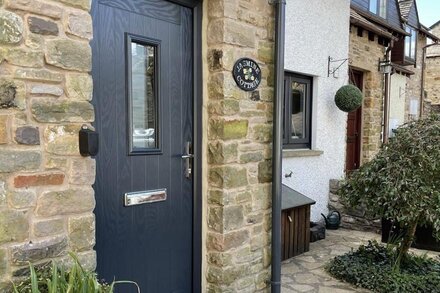 Jasmine Cottage in the heart of fabulous Kirkby Lonsdale,  with private parking!