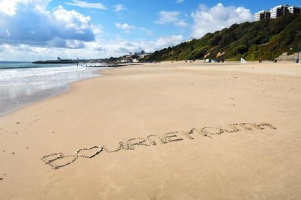 BOURNECOAST: SEA VIEWS - ON CLIFFTOP OPPOSITE BEACHES IN SOUTHBOURNE - FM1534