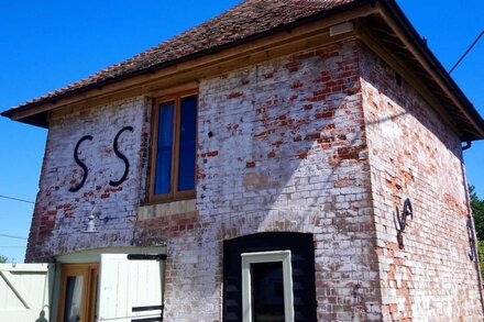 Unique newly renovated self-contained 1bed Grade II Listed Dovecot/Farm Barn