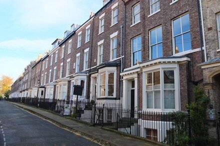 Unique, romantic apartment for two in York city centre artist's house.