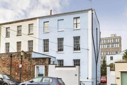 Stylish Flat on Beautiful Clifton Street, Parking