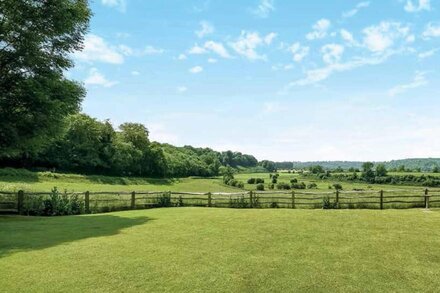 A chic country cottage idyllically situated in the glorious Arundel countryside.