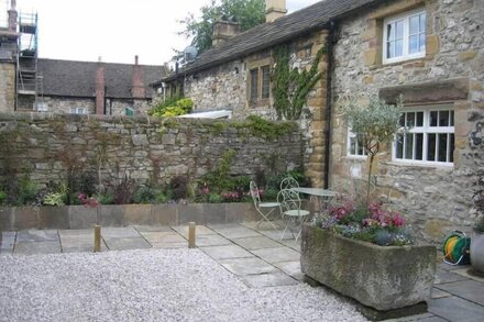 Grade II listed cottage in Bakewell (Centre) with parking