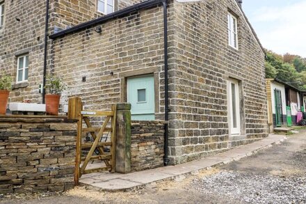 THE STABLES, pet friendly, character holiday cottage in Honley