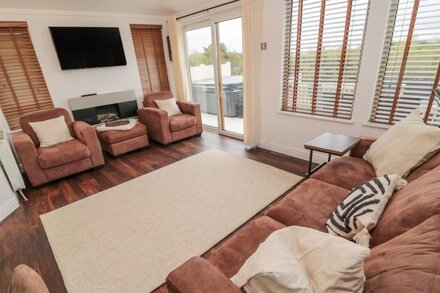 WOODLAND VIEW LUXURY LODGE, pet friendly, with hot tub in Felton