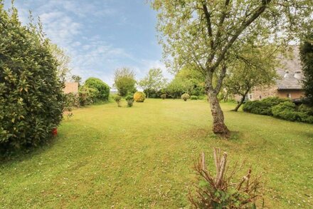 COURTYARD COTTAGE, family friendly, with a garden in Chittlehampton