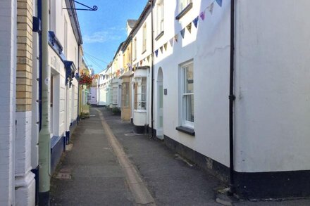 TRINITY COTTAGE. Charming historic cottage just off the Quay in Appledore.