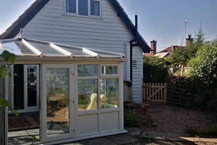 Charming Essex clapperboard cottage close to West Mersea anchorage