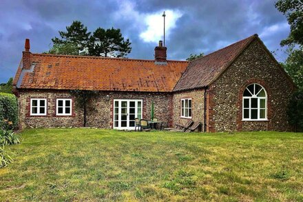 VERY POPULAR COTTAGE Nr Blakeney Dog allowed.