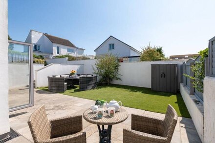 Out of the Blue: Spacious pet-friendly holiday home in Rhosneigr