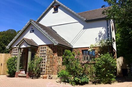 Spacious, luxury country cottage in pretty village, w/local pub. Beach 15 mins.