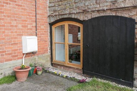 LOWER VENN GRANARY APARTMENT 1, romantic in Bodenham