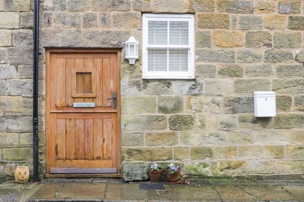 CEDAR VIEW, pet friendly, character holiday cottage in Whitby