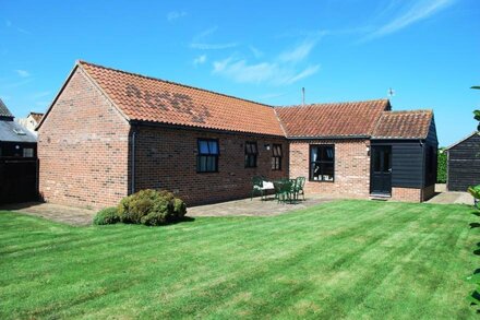 Spring deals! Barn nr Cromer with indoor pool.Contact host for short break price