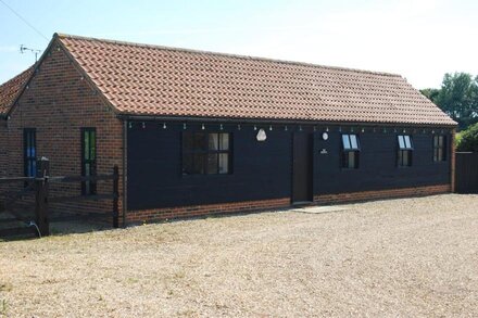 Spring deals! Barn nr Cromer with indoor pool.Contact host for short break price