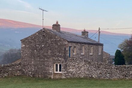 Superb, detached, traditional long house for up-to 6. WiFi, walks from the door, 2 multi-fuel stove