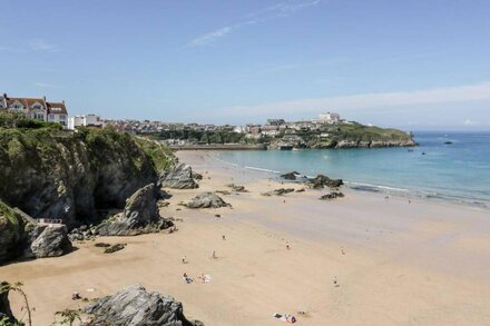 BEACHCOMBERS, pet friendly, with open fire in Newquay