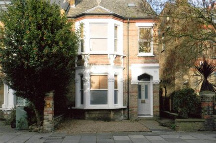 Chiswick, London  W4, Luxury 2 bedroom, 2 bathroom, 1 shower, maisonette.