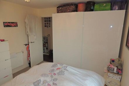 Entire Apt - Lovely Clean 1 Bedroom in Leafy North London with Parking