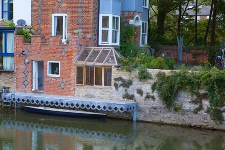 Luxury Riverside Studio with Conservatory and Wharf in the centre of Oxford