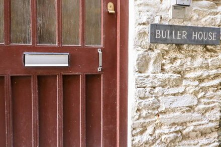 SMUGGLERS LOFT, romantic, character holiday cottage in Looe