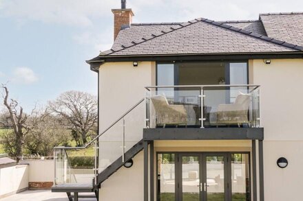 THE ANNEXE, romantic, with a garden in Llanfairpwllgwyngyll