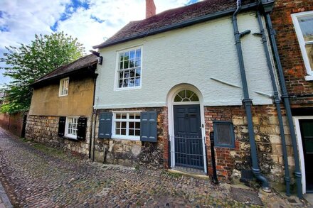 Chapter House, YORK - Four Bedroom House, Sleeps 7