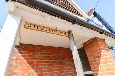 GHILLIE COTTAGE, pet friendly, with open fire in Freshwater