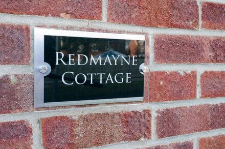 REDMAYNE COTTAGE, pet friendly, character holiday cottage in Whitby