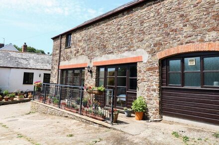 THE CORN TALLET, pet friendly, character holiday cottage in Bideford