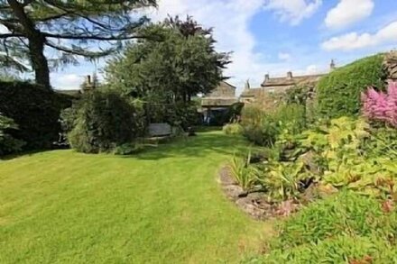 Beautiful 5 bed Village Central Cottage with Walled Garden & parking for 6 cars