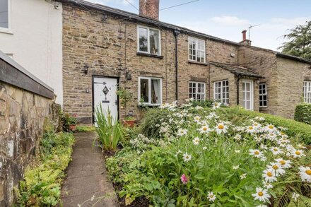 FOX BANK COTTAGE, pet friendly, with open fire in Bollington