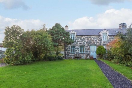 FRON HEULOG, pet friendly, with open fire in Llangybi, Gwynedd