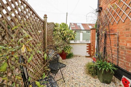 HIDEAWAY COTTAGE, pet friendly, country holiday cottage in Hunstanton