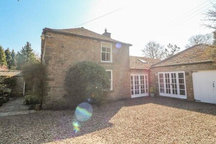 EASBY COTTAGE, pet friendly, character holiday cottage in Richmond