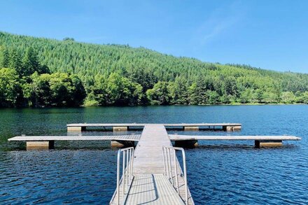 Lochside Lodge with Hot Tub in Scottish Highlands