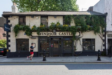 Royal Crescent Mews by onefinestay