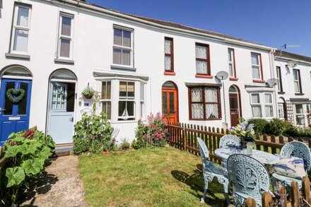 2 LINDEN TERRACE, pet friendly, character holiday cottage in Brading