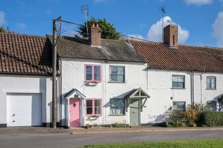 Luxury 1 bed cottage with hot tub and log burner