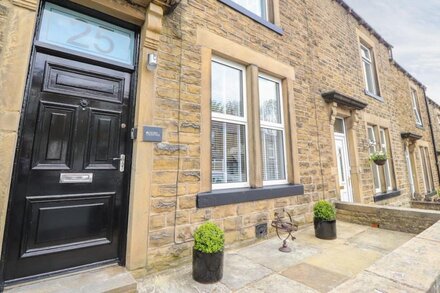 ACORN COTTAGE, pet friendly, character holiday cottage in Skipton